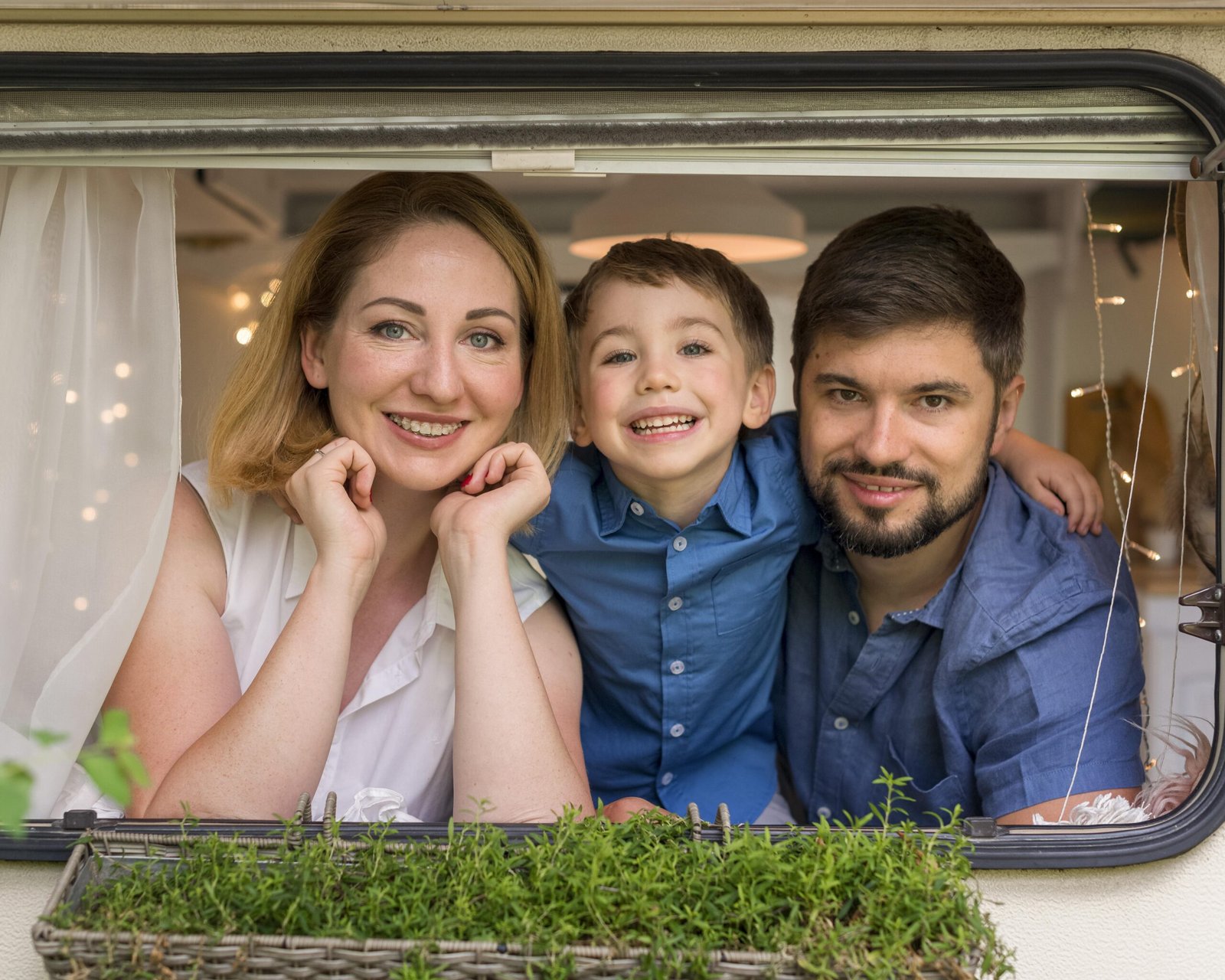 Insurance Blog,familia-feliz-mirando-por-la-ventana-de-una-caravana